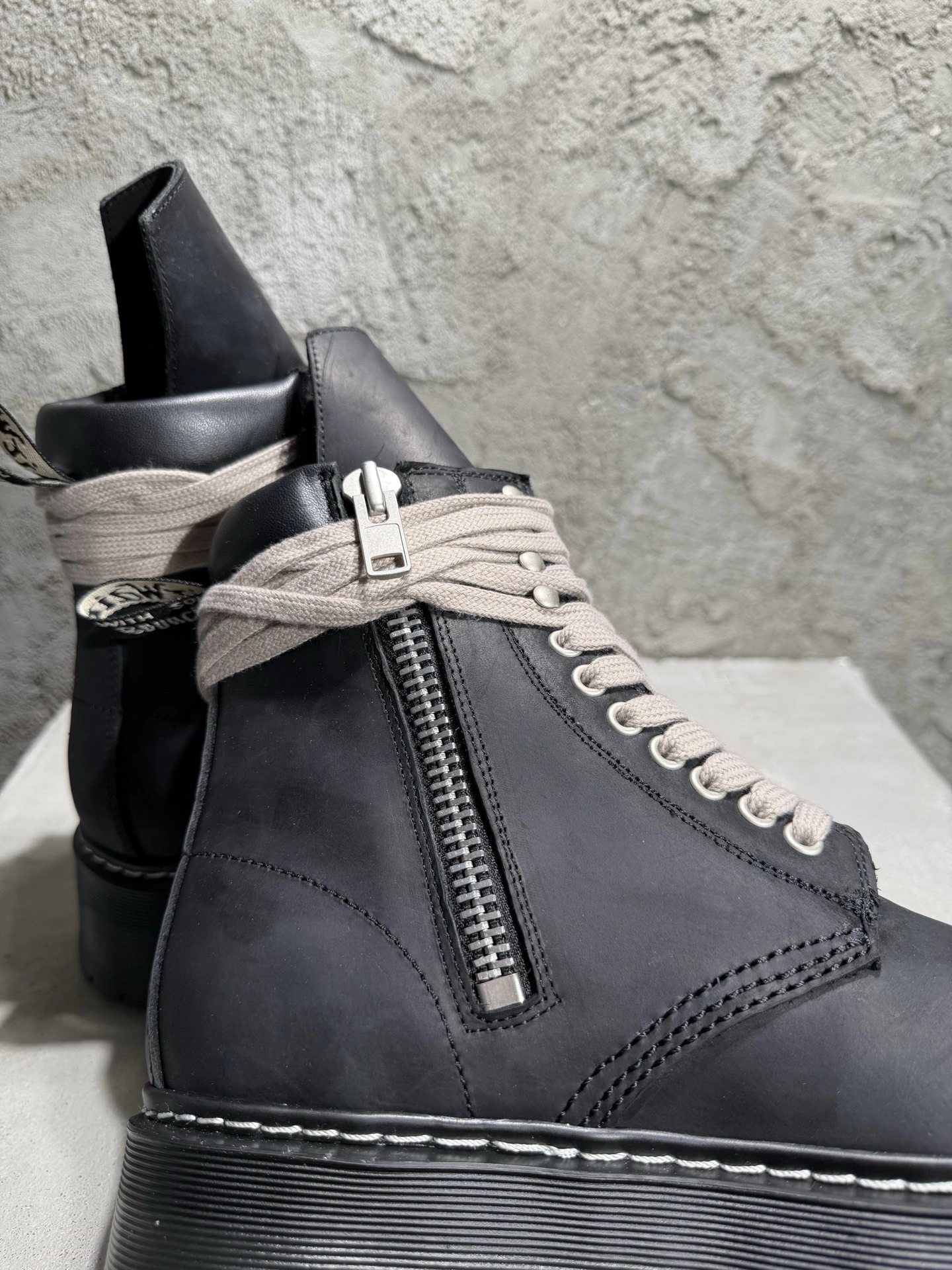 OOBB--Ow59s DM02E68139001-09  DW02E68139001-09 Ow59s x Dr.Martin Calfskin cowhide item:F-X409B0223B